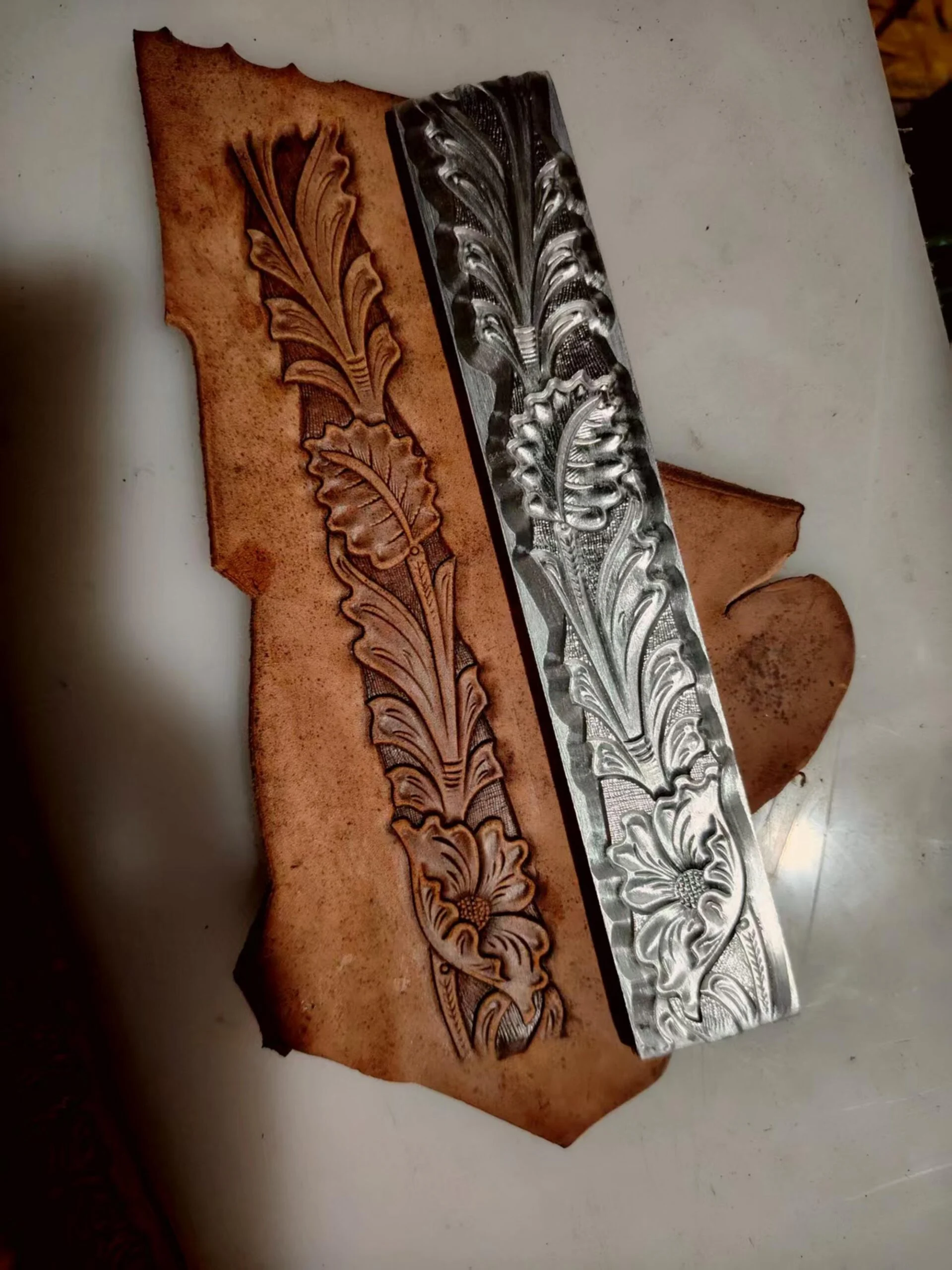 Oak Leaf Repeatable Belt Stamp Mold – 225 × 38 mm
