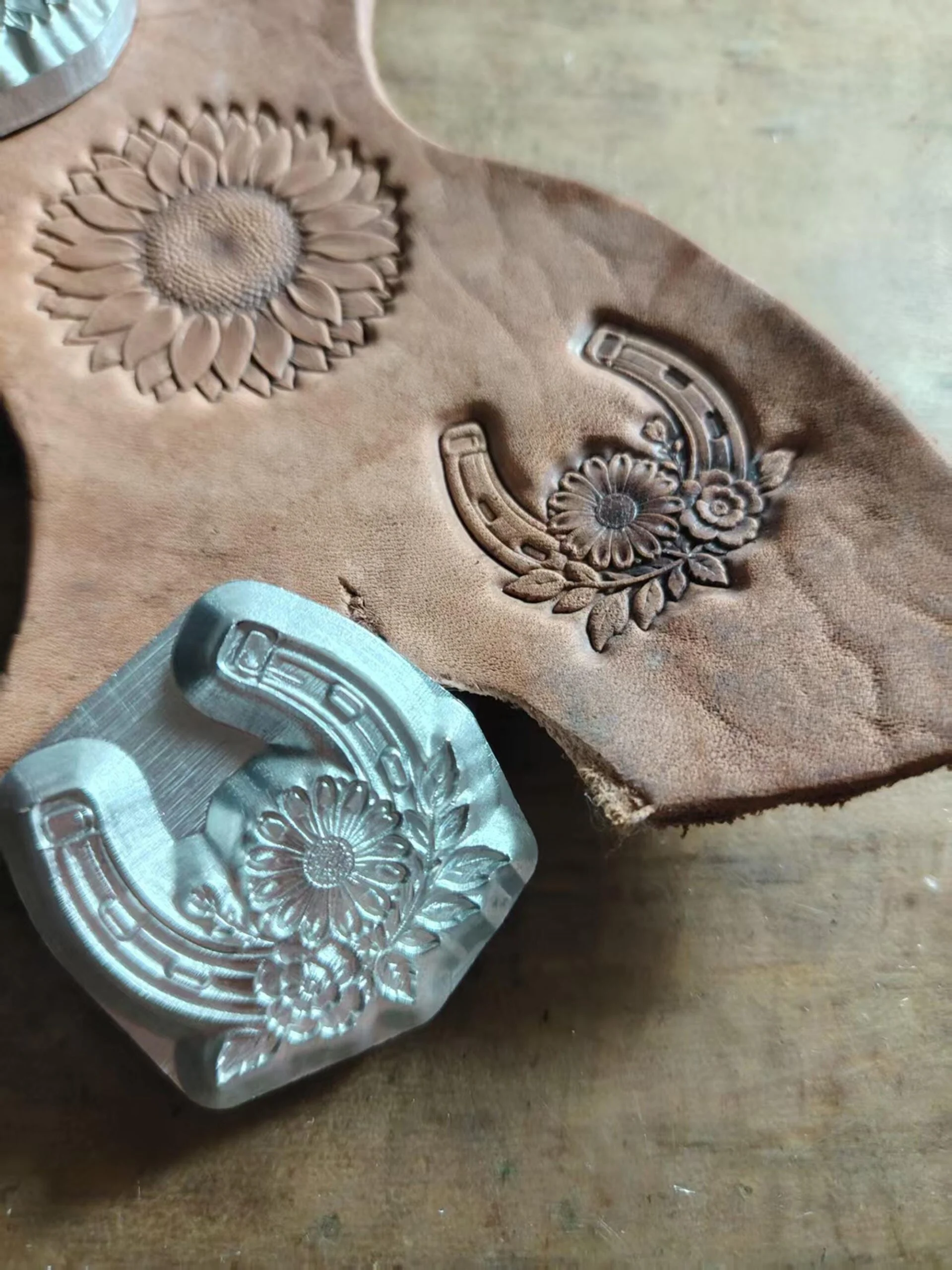 Horseshoe Floral Leather Stamp Mold